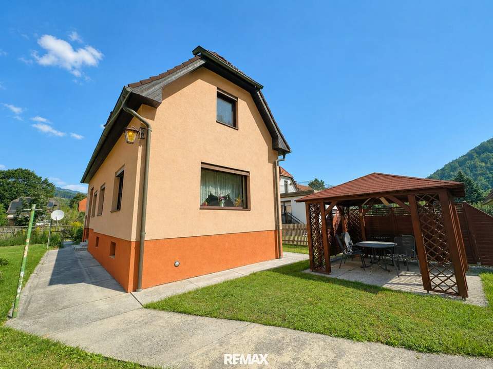 ***Schmuckes Einfamilienhaus in ruhiger Siedlungslage – Pool, Sauna, Werkstatt & großes Nebengebäude***
