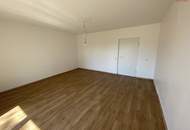 Geld sparen und den Sommer auf Balkonien genießen! Umfassende Sanierungsarbeiten versprechen einen traumhaften Rückzugsort zum Wohlfühlen: geräumiges Wohnzimmer mit Zugang zum sonnigen Balkon, modernes Badezimmer und praktischer Abstellraum!