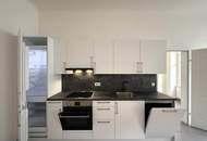 Kleine Wohnung mit Blick in den Innenhof // Tiny Apartment with view in the inner court yard //