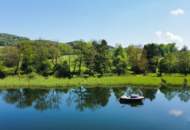 Direkt am Obertrumer See: Badegrundstück mit Steg, Boje & Weinfass-Schlafplatz