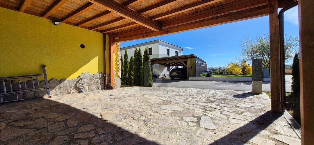 Preisreduktion! MODERNES WOHNEN MIT 12,5 KW PHOTOVOLTAIK, CARPORT &amp; PFLEGELEICHTEM GARTEN