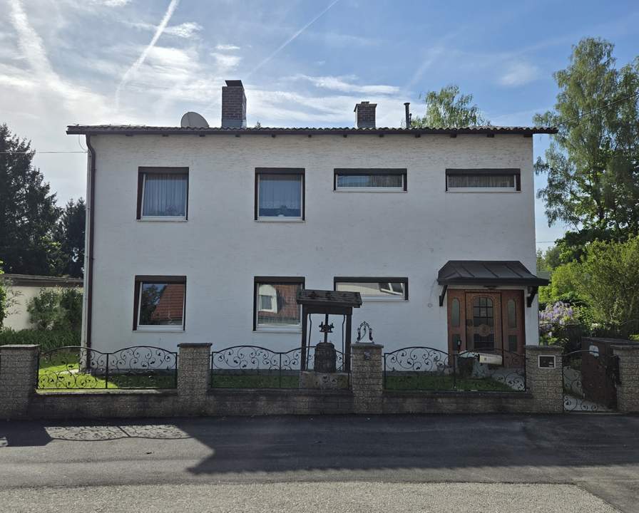 Schönes Einfamilienhaus mit sonnigem Garten, Pool, Garage und Carport sowie Hobby-Werkstatt in 4030 Linz