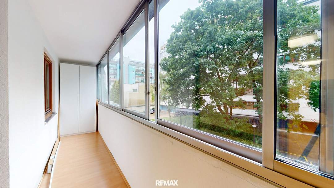 Innenhofseitige 2-Zimmer-Wohnung mit verglaster Loggia in U6-Nähe!