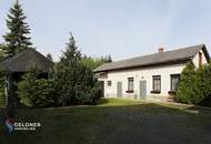 Solides Einfamilienhaus mit 3 Zimmer, Terrasse, großer Garten und 2 Garagen und Nebengebäude