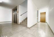 Sonnige 2 Zimmer Dachgeschoss Wohnung mit großzügigem Wohnbereich