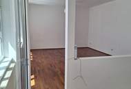 Loftartiges Büro mit großen Fenstern und einer Terrasse - ideal als Atelier oder Studio