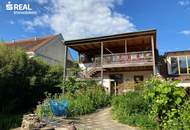 Schlichtes "Amerikanerhaus" mit prachtvollem Naturgarten, Schwimmteich und mit 2 separaten Wohneinheiten !