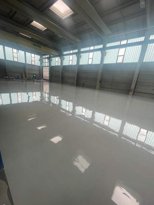 Gewerbehalle mit 8m Raumhöhe. Zufahrt 24/7. Mobiler Deckenkran 5 Tonnen.