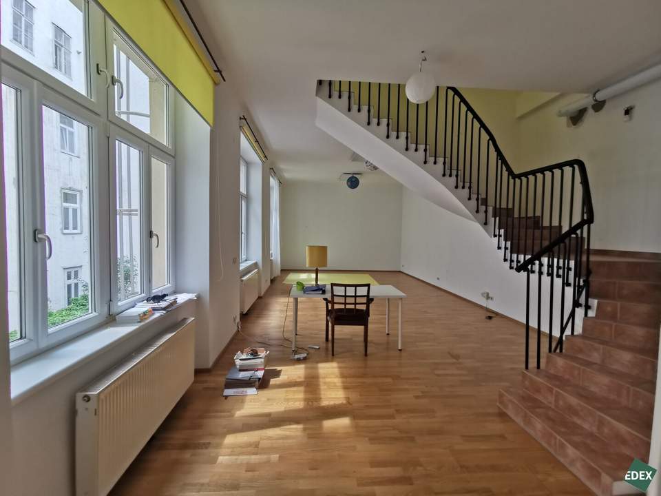 Loftartiges Büro mit großen Fenstern und einer Terrasse - ideal als Atelier oder Studio