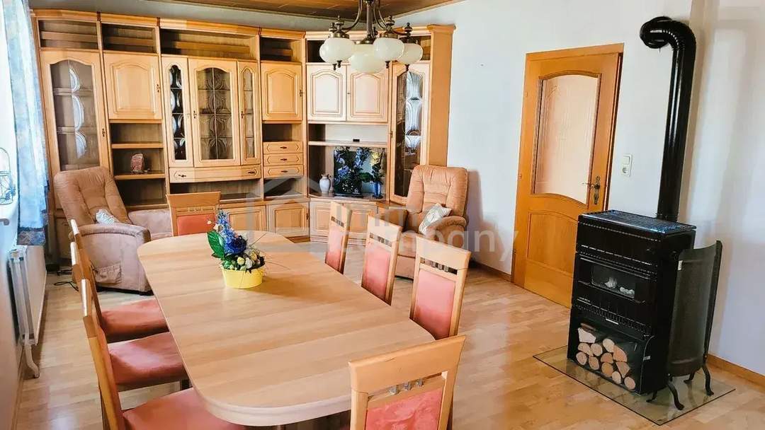 Charmantes Einfamilienhaus & Lagerhalle mit Garten, Balkon und Garage in Winden am See – 379.000 €