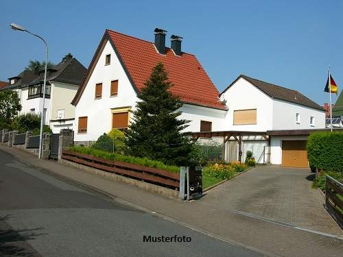 Exklusives Einfamilienhaus mit Terrasse, Pool und Doppelgarage - top gepflegt