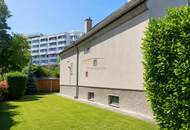 Großzügiges Haus mit zwei Wohnebenen, großem Garten und Garage – Renovierungsprojekt in guter Lage!