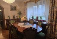 LIEBEVOLLER, SEHR GEPFLEGTER BUNGALOW SAMT NEBENGEBÄUDE MIT PARKÄHNLICHEM GARTEN IN TRAUMHAFTER WOHNLAGE MIT HERRLICHEM GRÜNBLICK DIREKT AN FELDER DER REGION ANGRENZEND