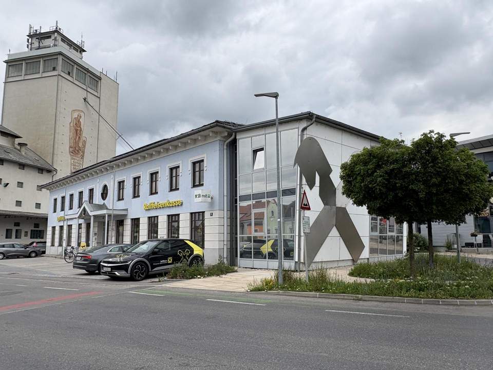 GELEGENHEIT MIT ENTWICKLUNGSCHANCE: EHEMALIGE ZENTRALE DER RAIFFEISENBANK WAGRAM-SCHMIDATAL SUCHT EINEN NEUEN EIGENTÜMER MIT KREATIVITÄT