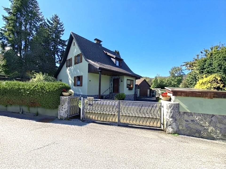 Sofort verfügbares Wohnhaus mit Garage und Nebengebäuden