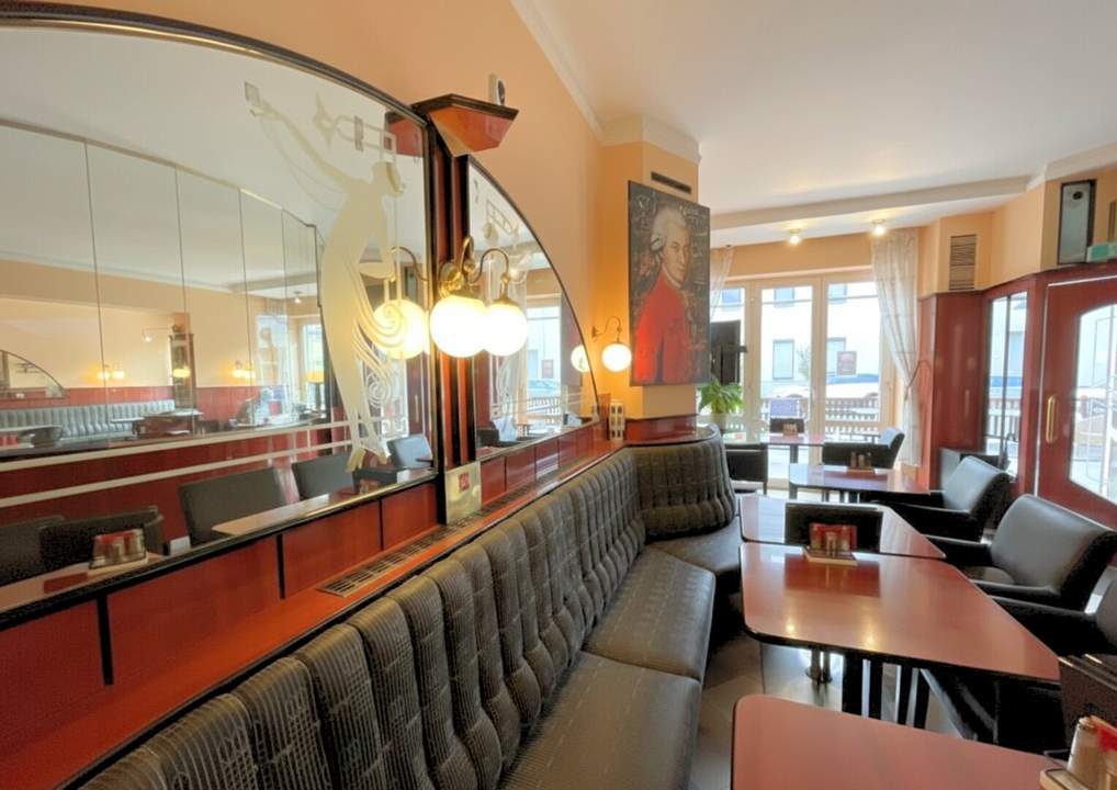 ZWEI EINKOMMENSQUELLEN UNTER EINEM DACH: Charmantes Café mit Gästezimmern – Wiener Flair &amp; stabile Stammkundschaft