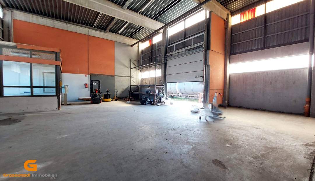 Nähe Bahnhof: Logistikhalle mit Büro und Bahnanschluss mieten