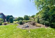 WOHLFÜHLOASE IM GRÜNEN I Haus mit Ausbaupotenzial I großzügige Terrasse I 4-Autostellplätze I Garage &amp; Carport I Fußbodenheizung I Tischler Einbauküche I absolute Ruhelage