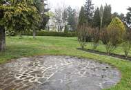 Bad Vöslau, parkähnlicher Grund mit kleinem Wohnhaus