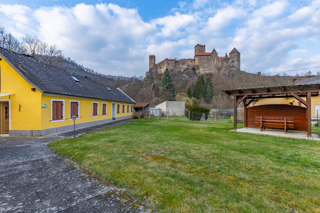 INVESTMENT-MÖGLICHKEIT (AirBnB möglich) oder IDEALES FERIENDOMIZIL MIT SPEKTAKULÄREM AUSBLICK AUF DIE BURG HARDEGG!