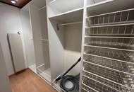 Großzügige Liegenschaft | attraktives Einfamilienhaus mit Galerie|1.706 m² Grundstück | 2 Garagen!