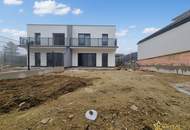 RESERVIERT! 208 m² NFL! 5-ZIMMER, KELLER, BALKON, TERRASSE, CARPORT UND GROSSER GARTEN. ZIEGELQUALITÄT MIT UNVERBAUBAREM GRÜNBLICK.