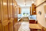 Sehr gepflegtes Ein- bis Zweifamilienhaus mit großem Garten und Doppelgarage!