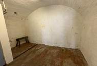 Großzügiges Ein- oder Zweifamilienhaus mit mehreren Nebengebäuden in zentraler Lage