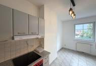Unbefristete 3-Zimmer-DG-Wohnung mit Balkon und Grünblick // 3-Room Attic Apartment for Rent on an Unlimited Lease, with Balcony and Green Views //