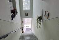 Unterkellertes Einfamilienhaus mit Garage und Obstbaumbestand