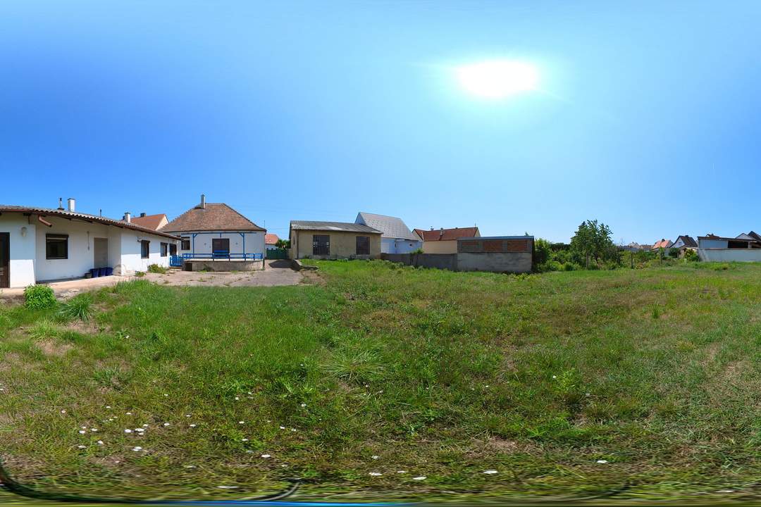 Ein - Mehrfamilienhaus mit Zusatzgebäude und Garagen