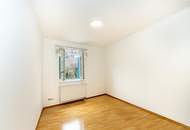 Große Dachgeschosswohnung mit Terrasse u. überdachtem PKW-Stellplatz im Zentrum – großzügig Wohnen über den Dächern