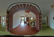 Vorne Garten. Hinten Grün. Innen viel Licht und Wohnqualität.