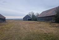GROSSZÜGIGES LANDHAUS MIT GESCHLOSSENEM INNENHOF, WERKSTATT UND NEBENGEBÄUDEN IN PARADIESISCHER GRÜNRUHELAGE MIT MÖGLICHKEIT AUF STADEL UND KLEINE LANDWIRTSCHAFTLICHE FLÄCHE