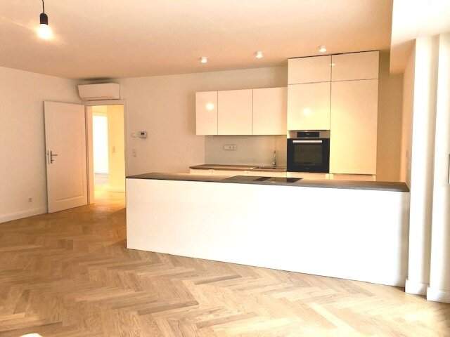 1030! 4-Zimmer DG mit Balkon Nähe Urania!