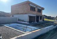 Neugebautes Luxushaus, Ziegelmassiv mit Fernsicht, Pool, Doppelgarage- ÜBERGABE 1.7. 2026 möglich