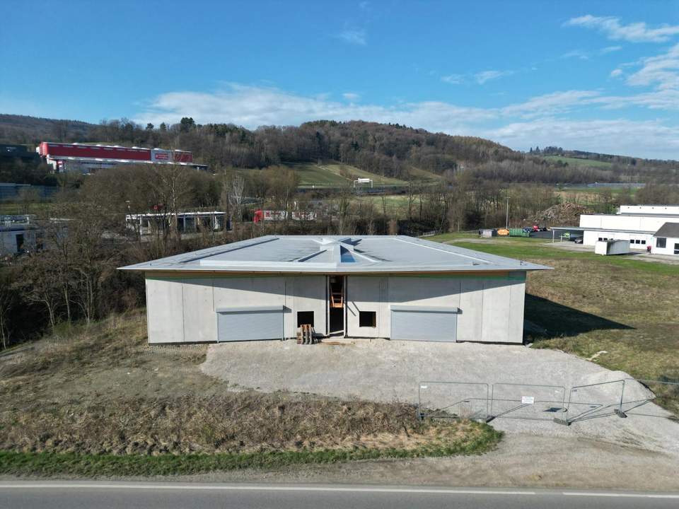 REPRÄSENTATIVER GEWERBE- /BETRIEBS-HOTSPOT MIT EVENT-POTENZIAL DIREKT AN DER A1