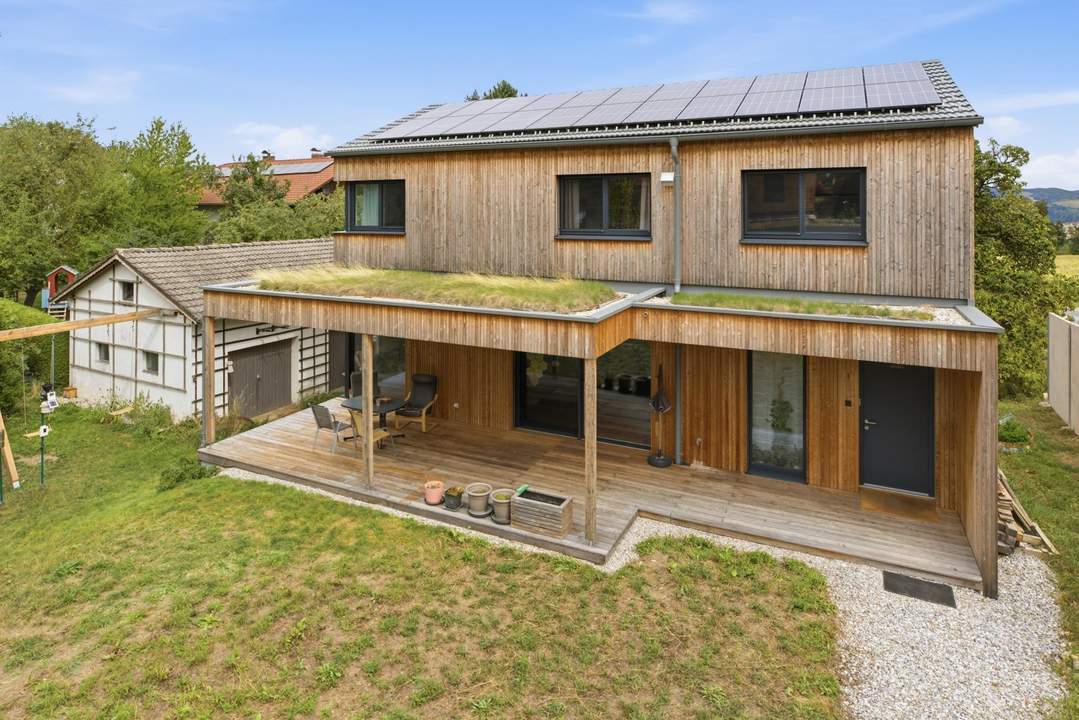 Neuwertiges Einfamilienhaus mit überdachter Terrasse und großzügiger Garage