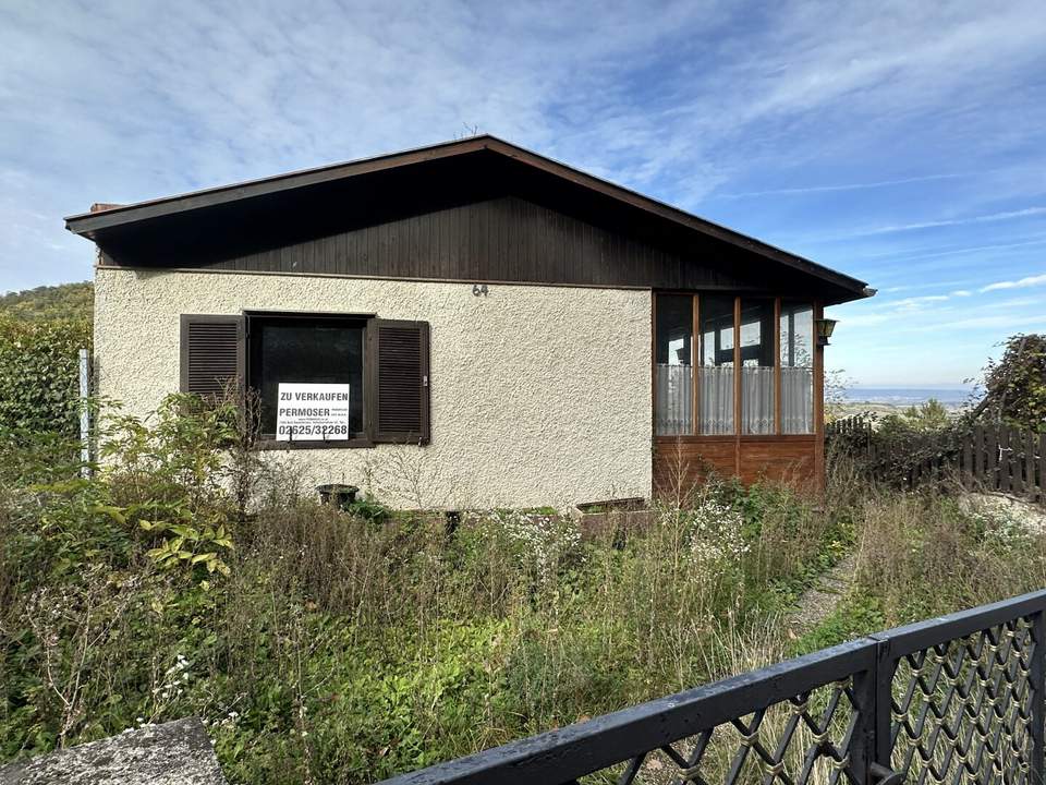 2 stark renovierungsbedürftige Häuser auf einem Grundstück mit schöner Fernsicht zu verkaufen