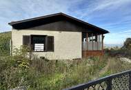 2 stark renovierungsbedürftige Häuser auf einem Grundstück mit schöner Fernsicht zu verkaufen