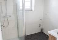 Ideal für Singles oder Paare – neuwertige 2 Zi.-Wohnung mit Balkon und Carport